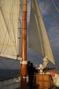 055. La trinquette est hissée, le vent commence à s'engouffrer dans les voiles
