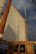 066. La voile arrière est hissée